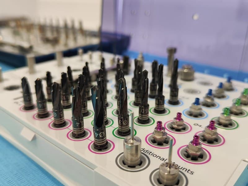 Instrumental de cirugía guiada RealGUIDE Z3D para implantes en Ortigueira, Sigüeiro y Cariño