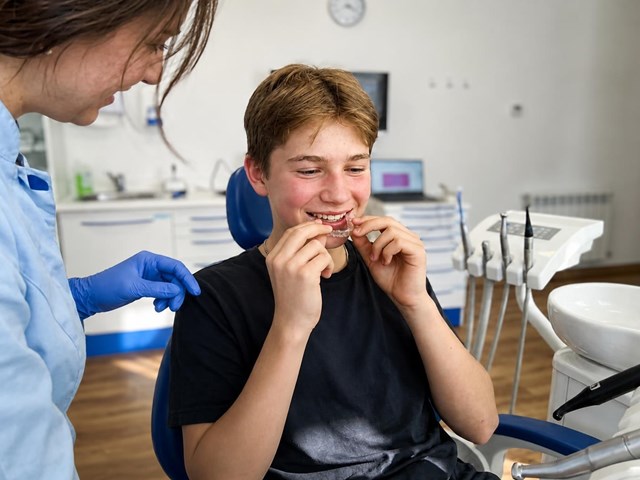La alternativa invisible a los brackets: Invisalign para adolescentes en Ortigueira