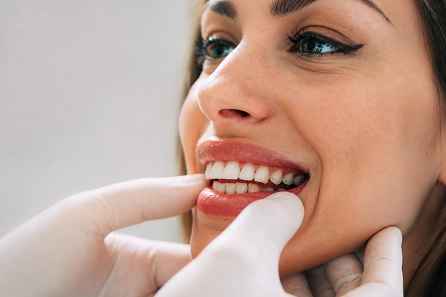Recupere su sonrisa con implantología oral con coronas de zirconio en Ortigueira - Imagen 1