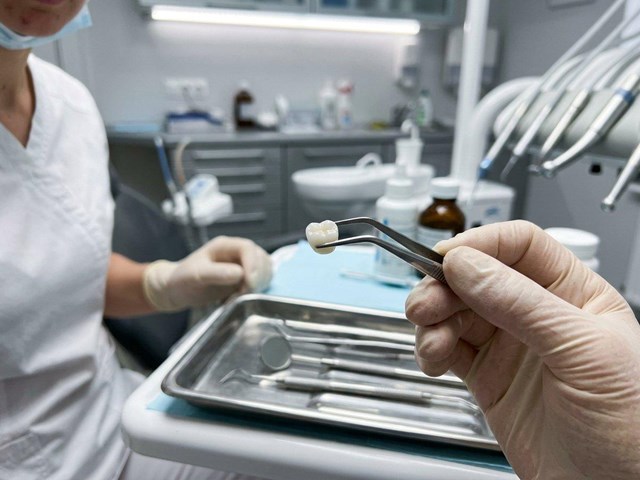 Recupere su sonrisa con implantología oral con coronas de zirconio en Ortigueira