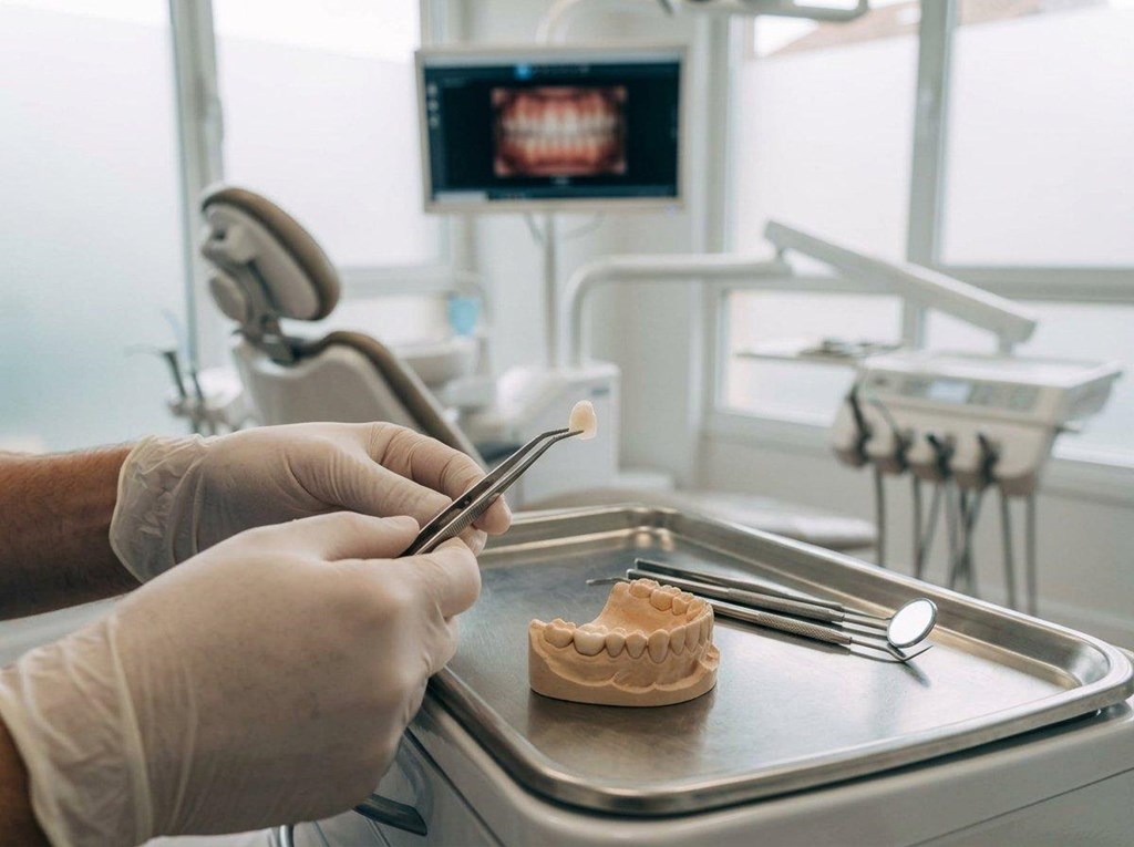 Foto 1 Recupere una sonrisa homogénea con carillas de cerámica en Ortigueira