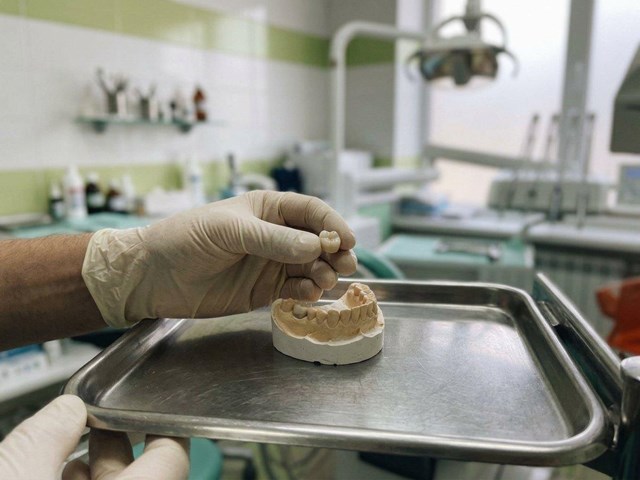 Recupere una sonrisa natural con coronas de zirconio sin metal en Cariño
